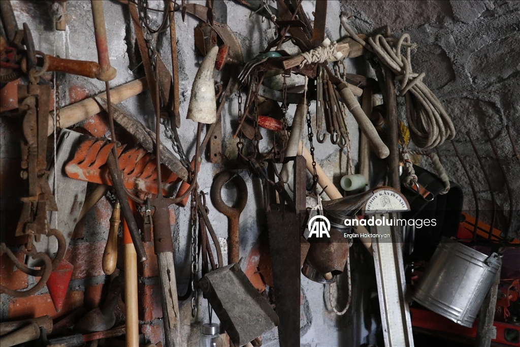 Müze gibi evinde 40 yıldır biriktirdiği antikaları sergiliyor