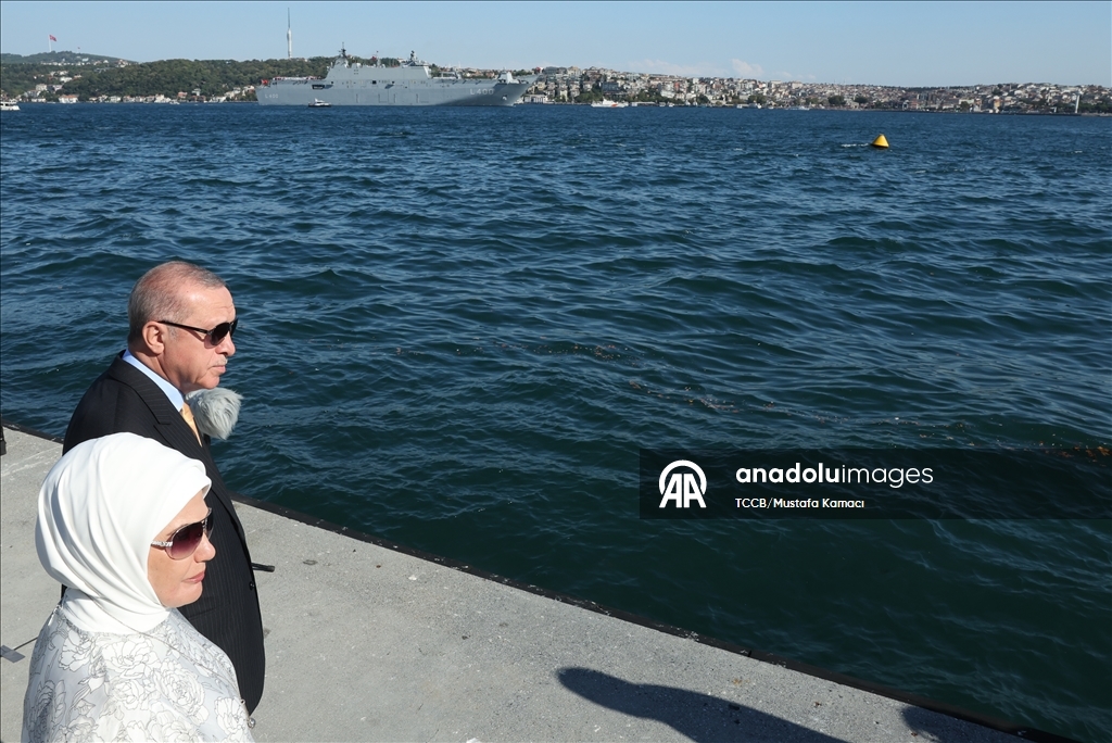 Cumhurbaşkanı Erdoğan, TEKNOFEST Mavi Vatan kapsamında İstanbul Boğazı'ndan geçen gemileri selamladı