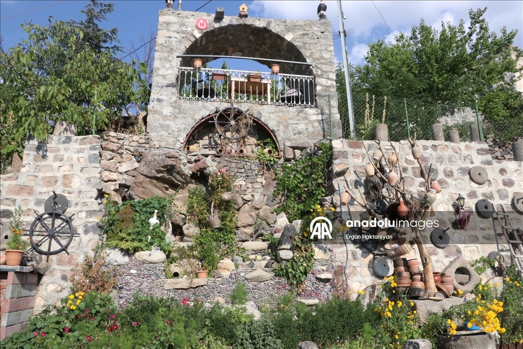 Müze gibi evinde 40 yıldır biriktirdiği antikaları sergiliyor