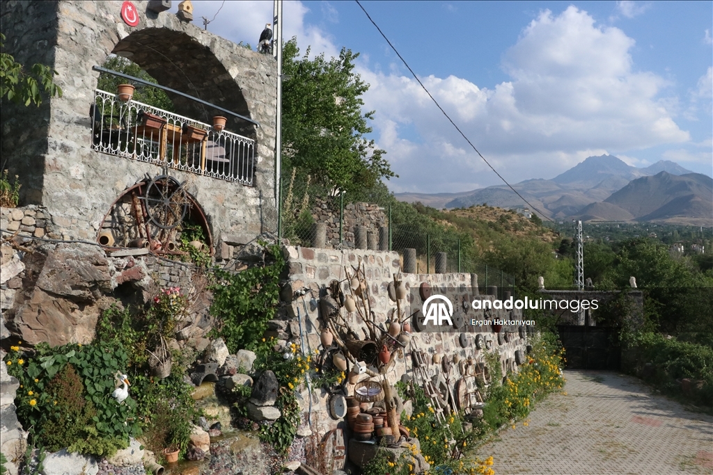 Müze gibi evinde 40 yıldır biriktirdiği antikaları sergiliyor