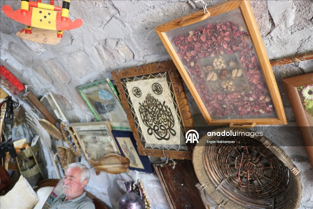 Müze gibi evinde 40 yıldır biriktirdiği antikaları sergiliyor