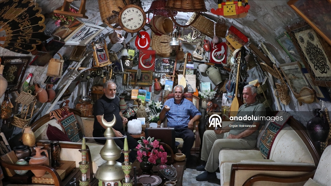Müze gibi evinde 40 yıldır biriktirdiği antikaları sergiliyor