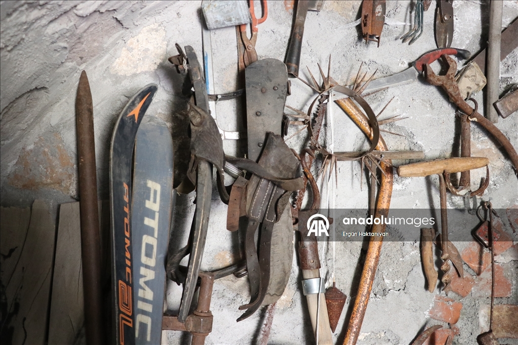 Müze gibi evinde 40 yıldır biriktirdiği antikaları sergiliyor