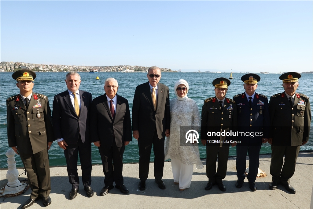 Cumhurbaşkanı Erdoğan, TEKNOFEST Mavi Vatan kapsamında İstanbul Boğazı'ndan geçen gemileri selamladı
