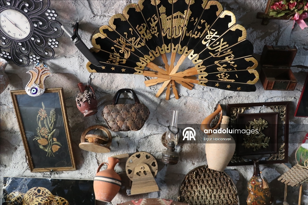 Müze gibi evinde 40 yıldır biriktirdiği antikaları sergiliyor