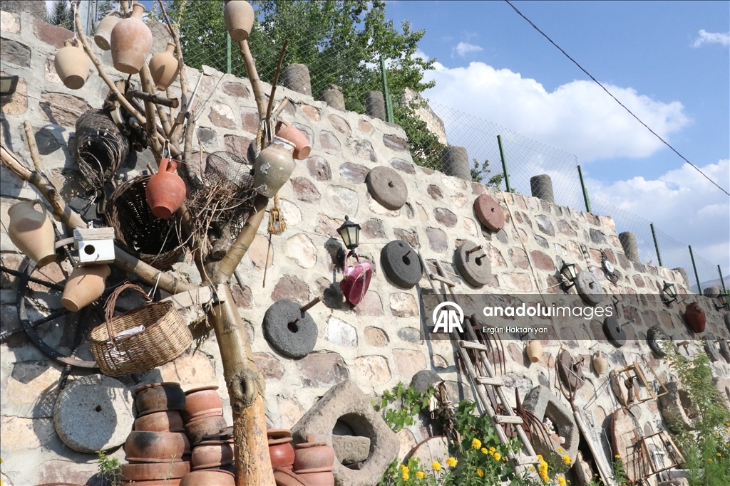 Müze gibi evinde 40 yıldır biriktirdiği antikaları sergiliyor