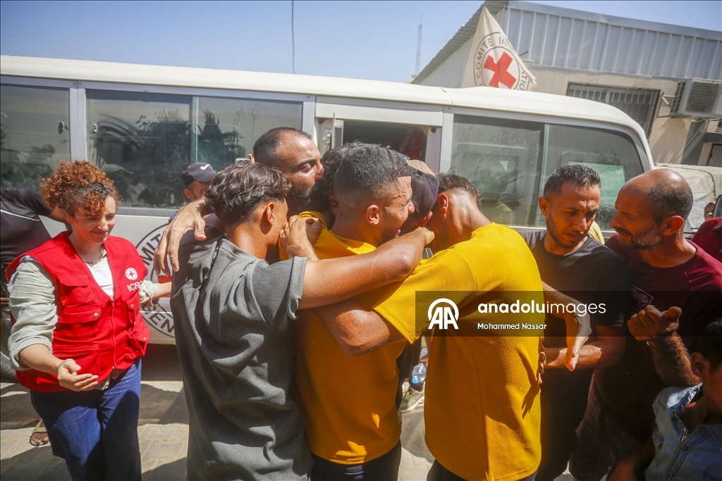 İsrail'in Gazze'den alıkoyduğu 13 Filistinli esir aylar sonra serbest bırakıldı
