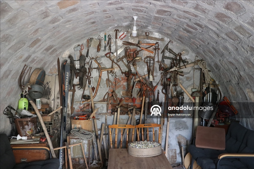 Müze gibi evinde 40 yıldır biriktirdiği antikaları sergiliyor