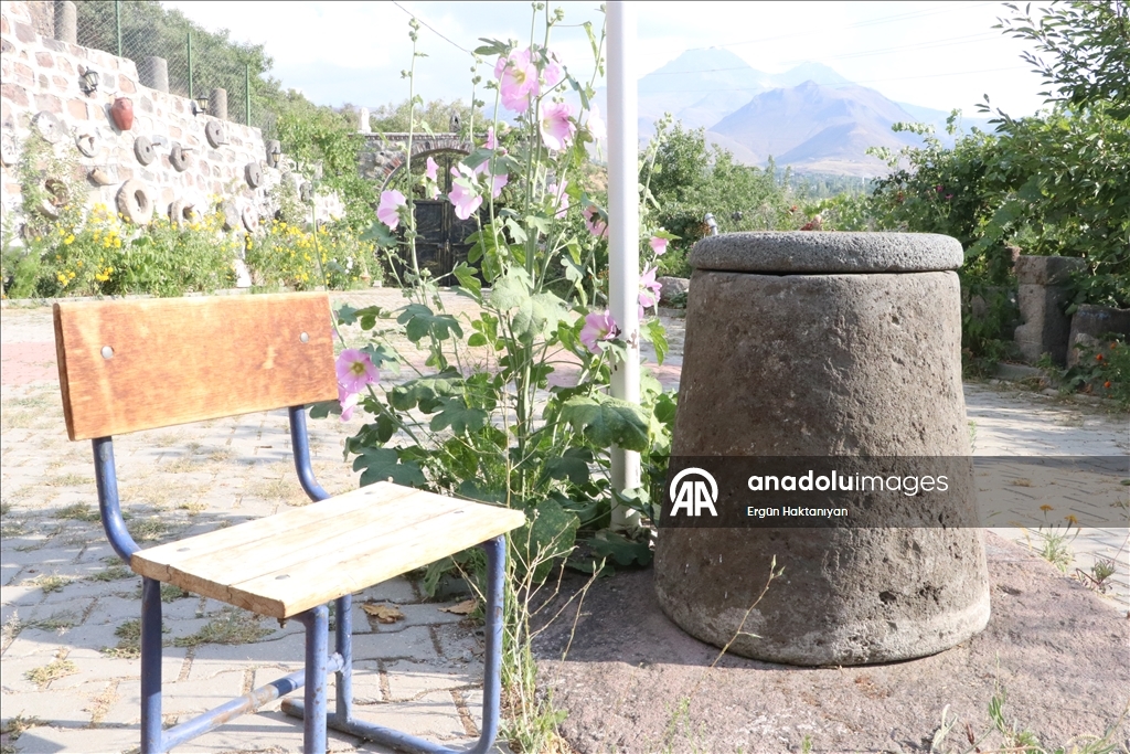 Müze gibi evinde 40 yıldır biriktirdiği antikaları sergiliyor