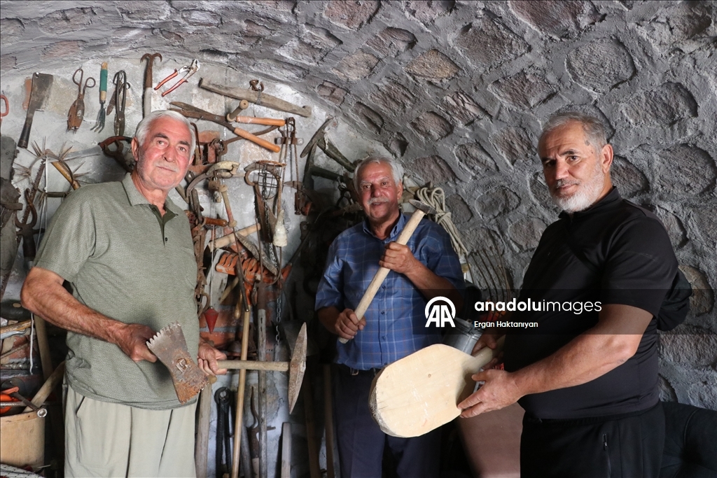 Müze gibi evinde 40 yıldır biriktirdiği antikaları sergiliyor