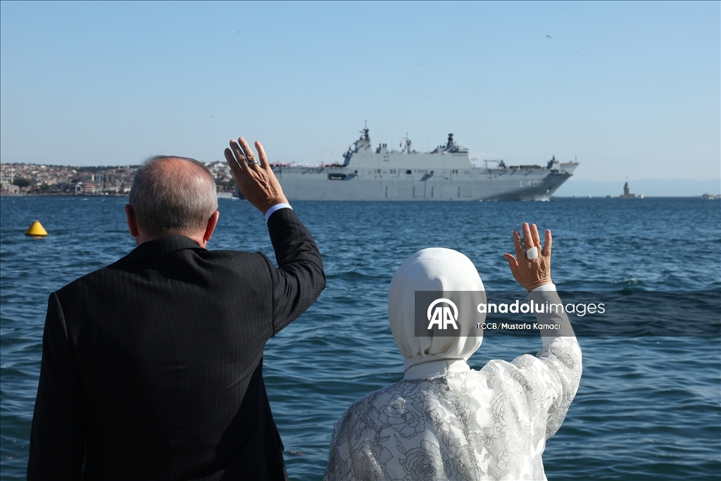 Cumhurbaşkanı Erdoğan, TEKNOFEST Mavi Vatan kapsamında İstanbul Boğazı'ndan geçen gemileri selamladı