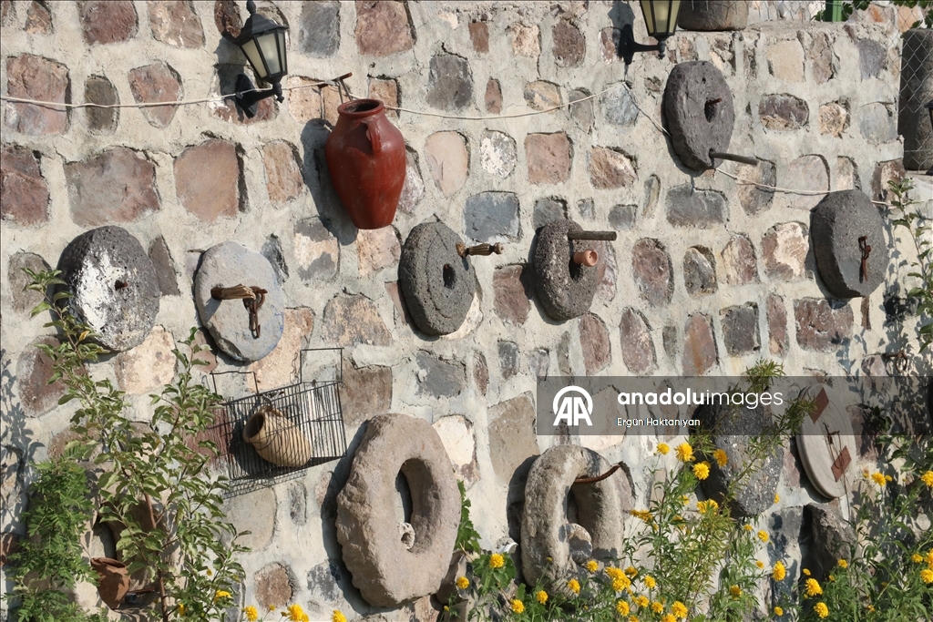 Müze gibi evinde 40 yıldır biriktirdiği antikaları sergiliyor