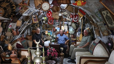 Müze gibi evinde 40 yıldır biriktirdiği antikaları sergiliyor