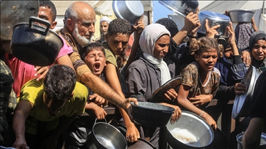 İsrail'in açlığa mahkum ettiği Gazze'de Filistinlilere yemek dağıtıldı