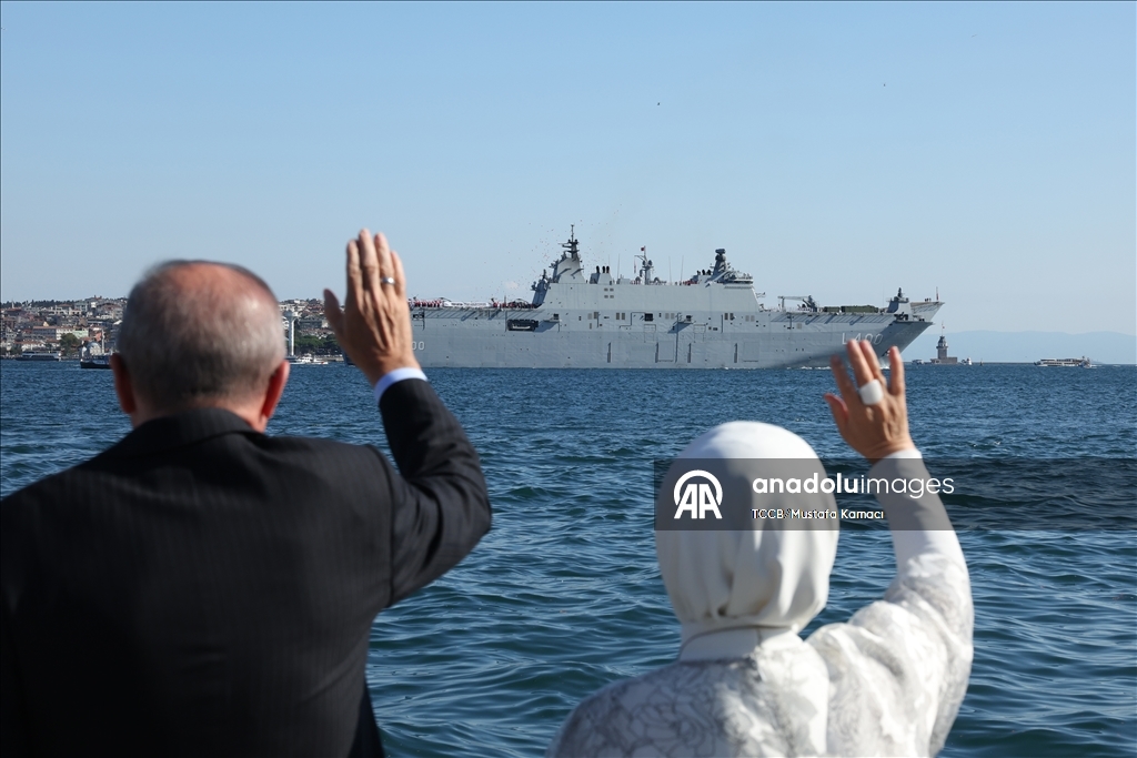 Президент Эрдоган приветствовал корабли на морском параде в Стамбуле