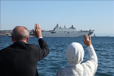 Президент Эрдоган приветствовал корабли на морском параде в Стамбуле
