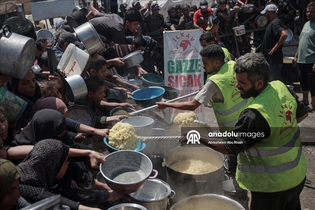 İsrail'in açlığa mahkum ettiği Gazze'de Filistinlilere, yemek dağıtıldı