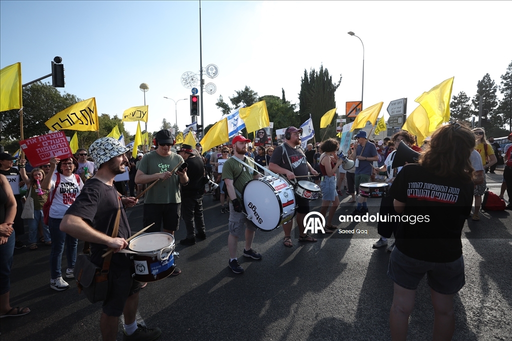 İsrailliler, hükümetin Gazze'ye saldırıları sona erdirmesi ve derhal anlaşma imzalaması talebiyle sokaklarda