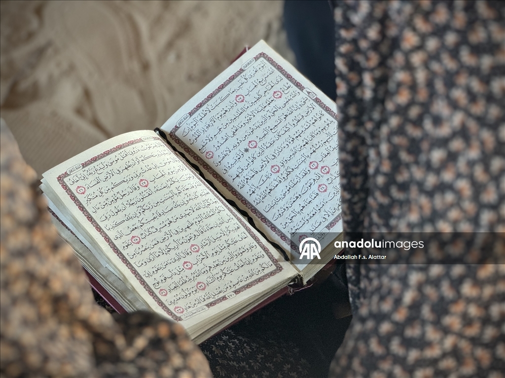 73 yaşındaki Subihi, Han Yunus'ta çocuk ve genç kızlara Kur’an-ı Kerim eğitimi veriyor