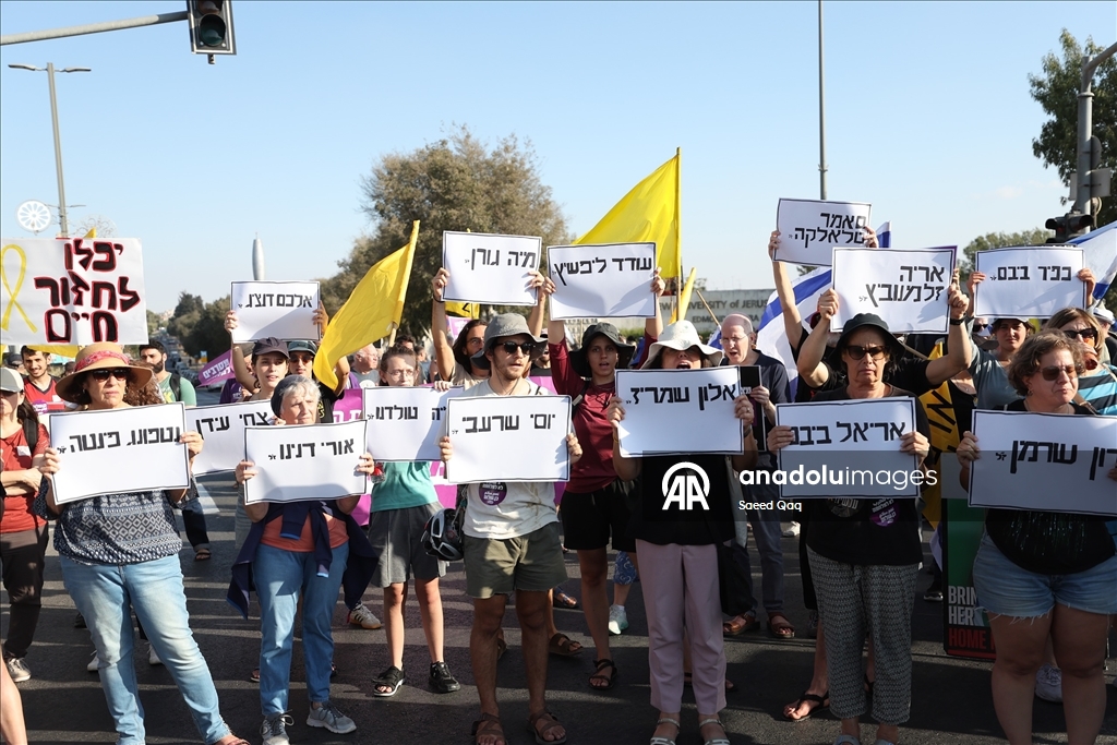 İsrailliler, hükümetin Gazze'ye saldırıları sona erdirmesi ve derhal anlaşma imzalaması talebiyle sokaklarda