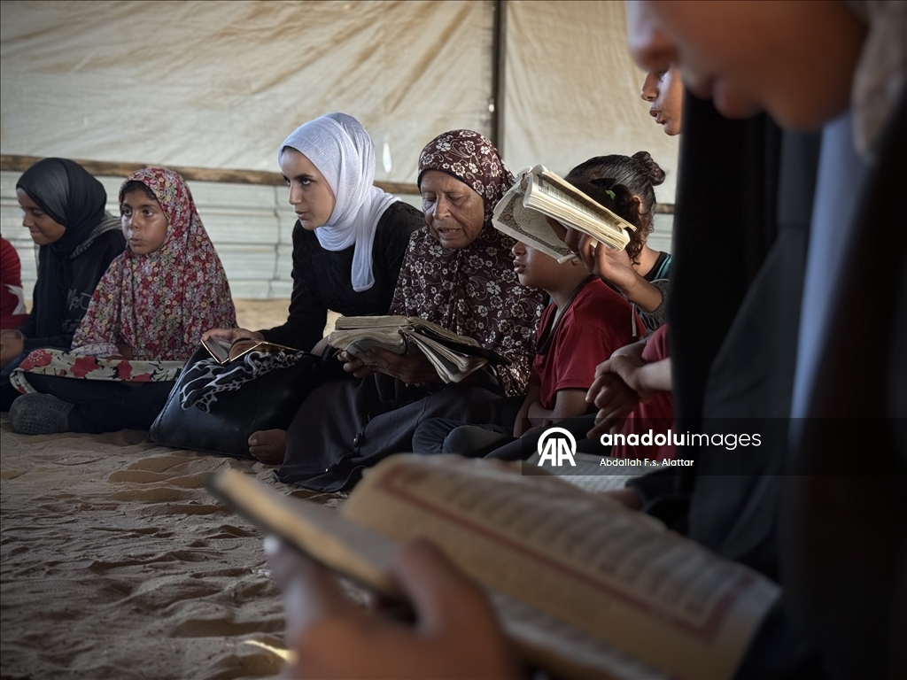 73 yaşındaki Subihi, Han Yunus'ta çocuk ve genç kızlara Kur’an-ı Kerim eğitimi veriyor