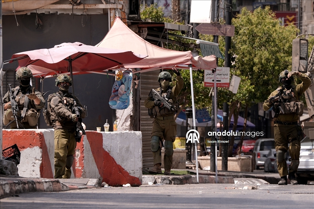 İsrail askerleri, işgal altındaki Batı Şeria'nın Ramallah kentine baskın düzenledi