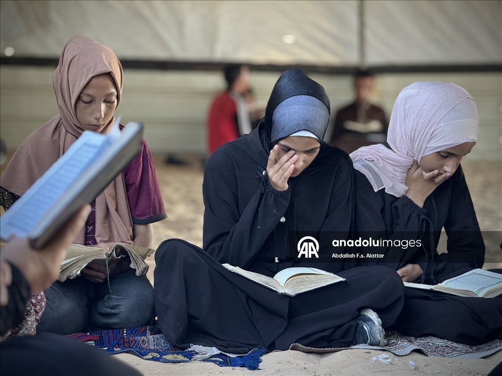 73 yaşındaki Subihi, Han Yunus'ta çocuk ve genç kızlara Kur’an-ı Kerim eğitimi veriyor