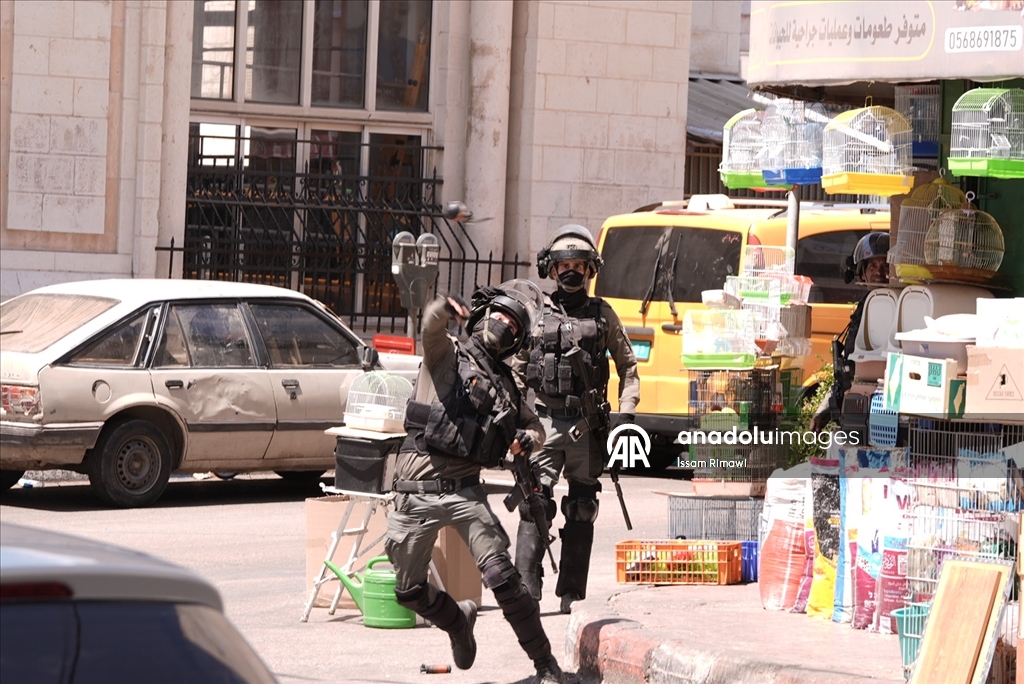 İsrail askerleri, işgal altındaki Batı Şeria'nın Ramallah kentine baskın düzenledi