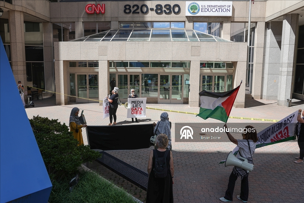 Washington'daki CNN binası önünde protesto düzenlendi