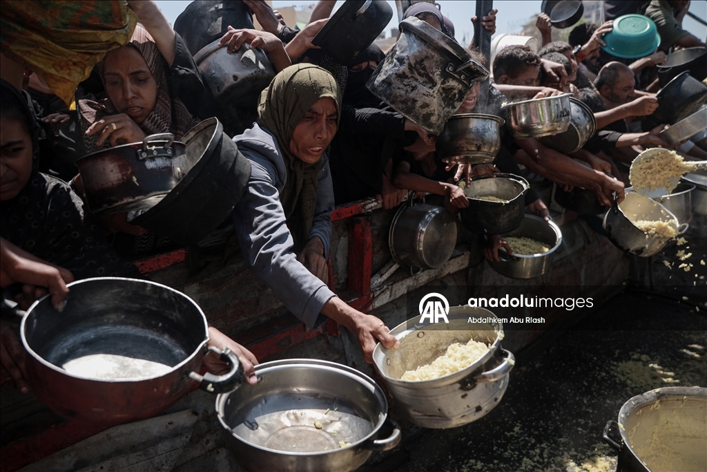 İsrail'in açlığa mahkum ettiği Gazze'de Filistinlilere, yemek dağıtıldı