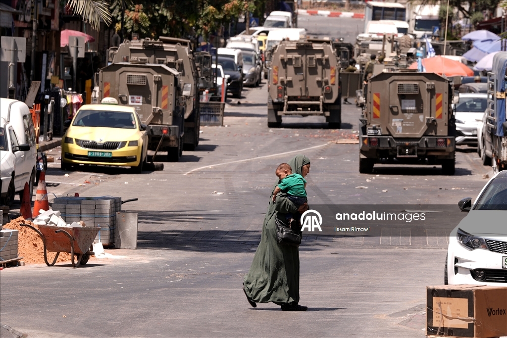 İsrail askerleri, işgal altındaki Batı Şeria'nın Ramallah kentine baskın düzenledi