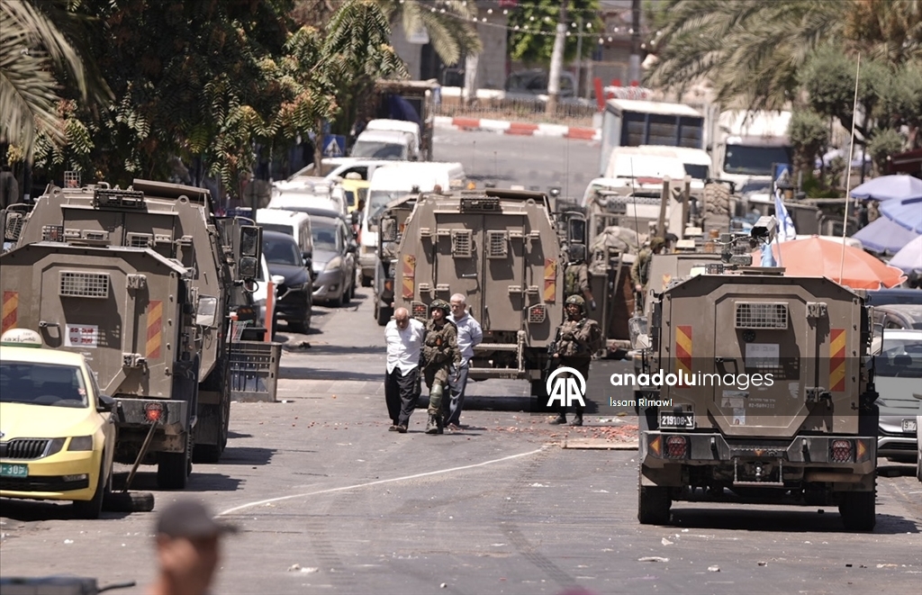 İsrail askerleri, işgal altındaki Batı Şeria'nın Ramallah kentine baskın düzenledi