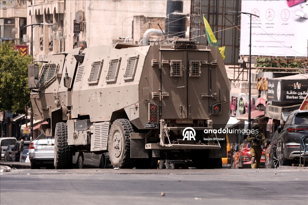İsrail askerleri, işgal altındaki Batı Şeria'nın Ramallah kentine baskın düzenledi