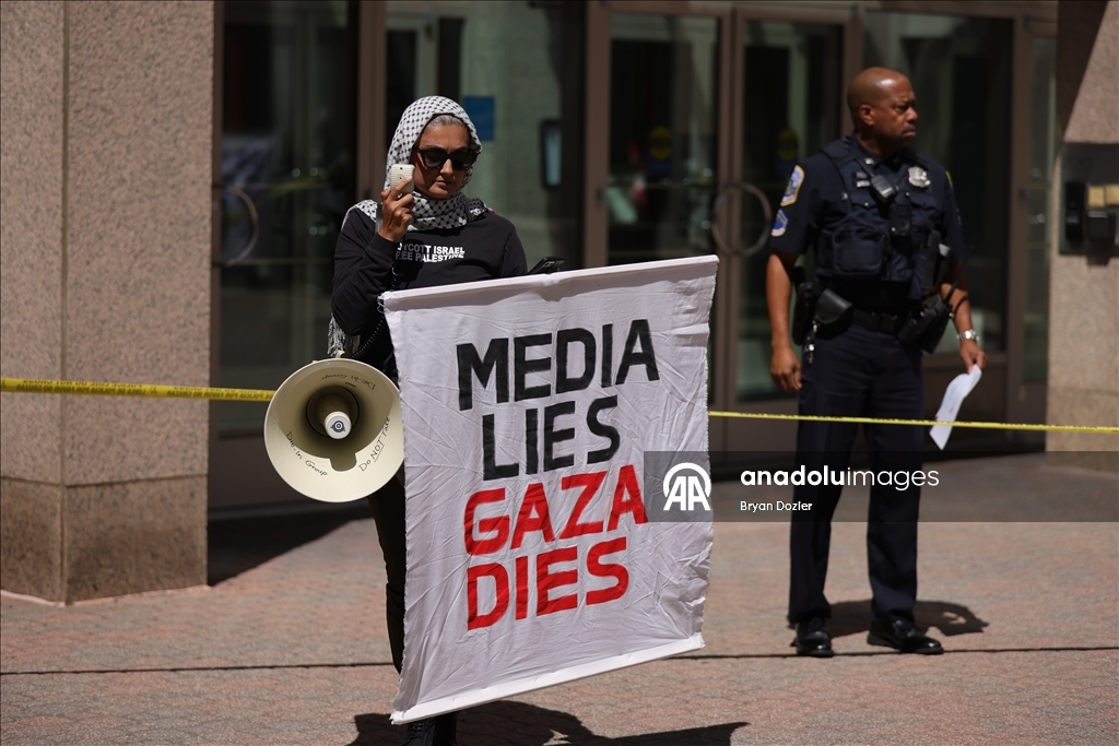 Washington'daki CNN binası önünde protesto düzenlendi