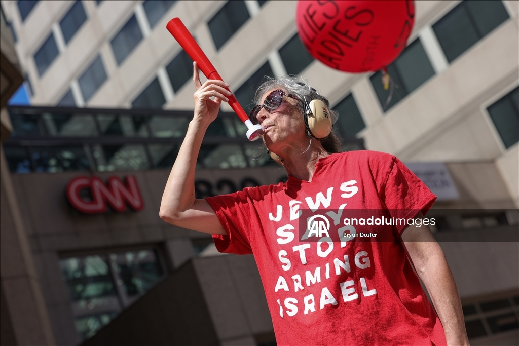 Washington'daki CNN binası önünde protesto düzenlendi