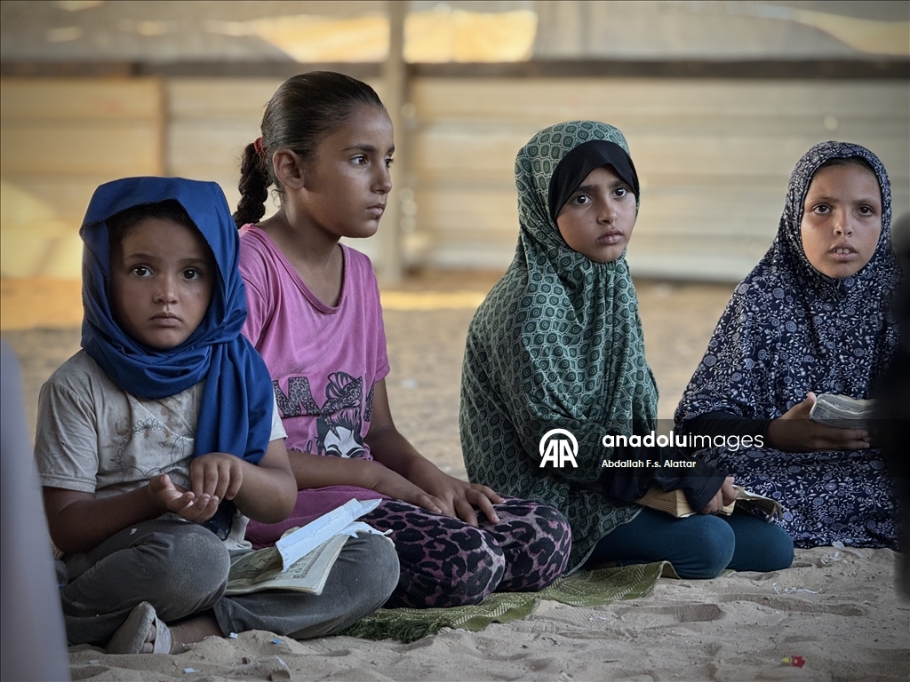 73 yaşındaki Subihi, Han Yunus'ta çocuk ve genç kızlara Kur’an-ı Kerim eğitimi veriyor