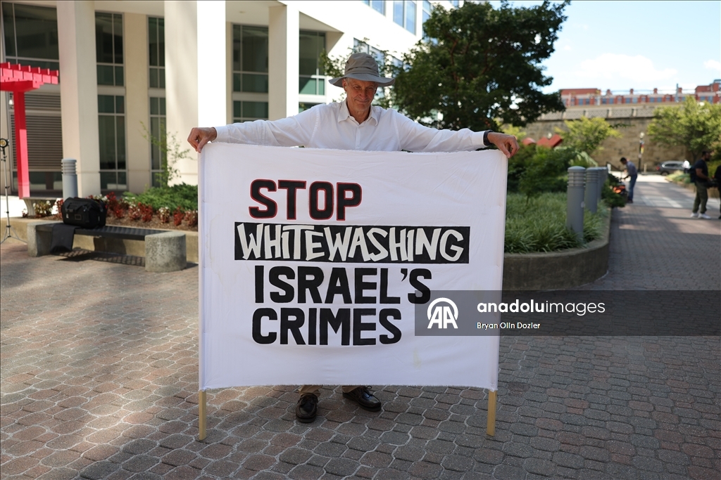 Washington'daki CNN binası önünde protesto düzenlendi