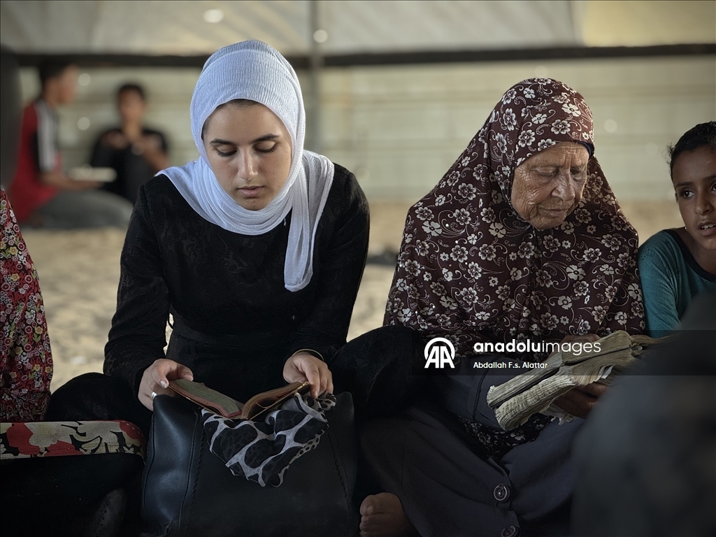 73 yaşındaki Subihi, Han Yunus'ta çocuk ve genç kızlara Kur’an-ı Kerim eğitimi veriyor