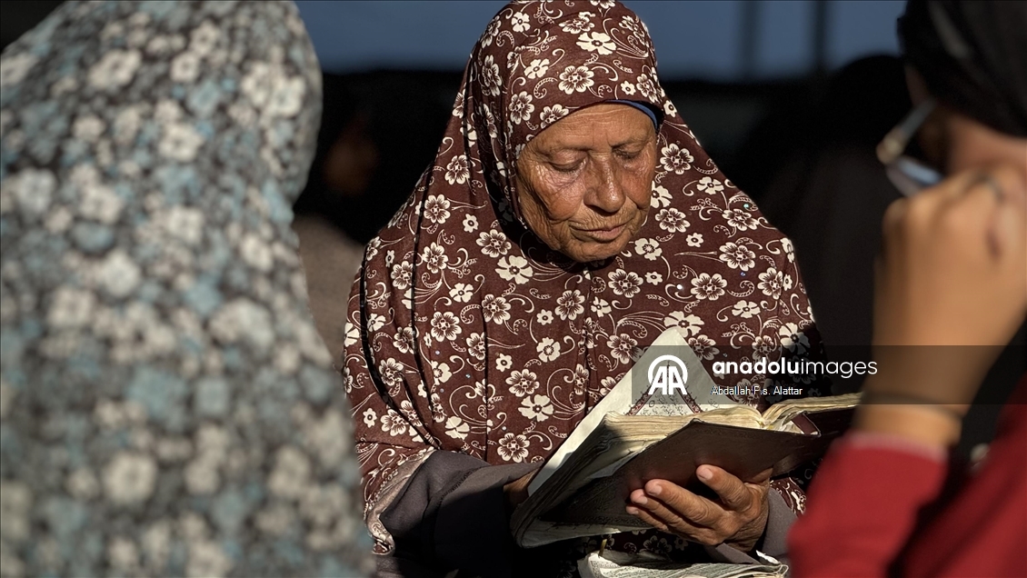73 yaşındaki Subihi, Han Yunus'ta çocuk ve genç kızlara Kur’an-ı Kerim eğitimi veriyor