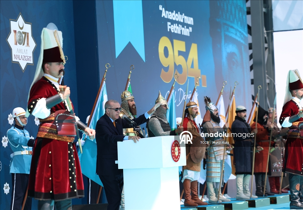 Cumhurbaşkanı Erdoğan, Malazgirt Zaferi’nin 954. Yıl Dönümü Kutlama Programı'na katıldı