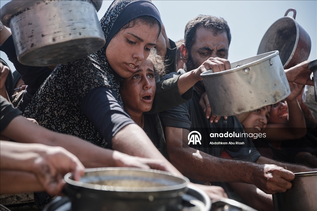 İsrail'in açlığa mahkum ettiği Gazze'de Filistinlilere, yemek dağıtıldı