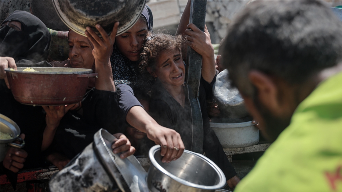 İsrail'in açlığa mahkum ettiği Gazze'de, Filistinlilere yemek dağıtıldı