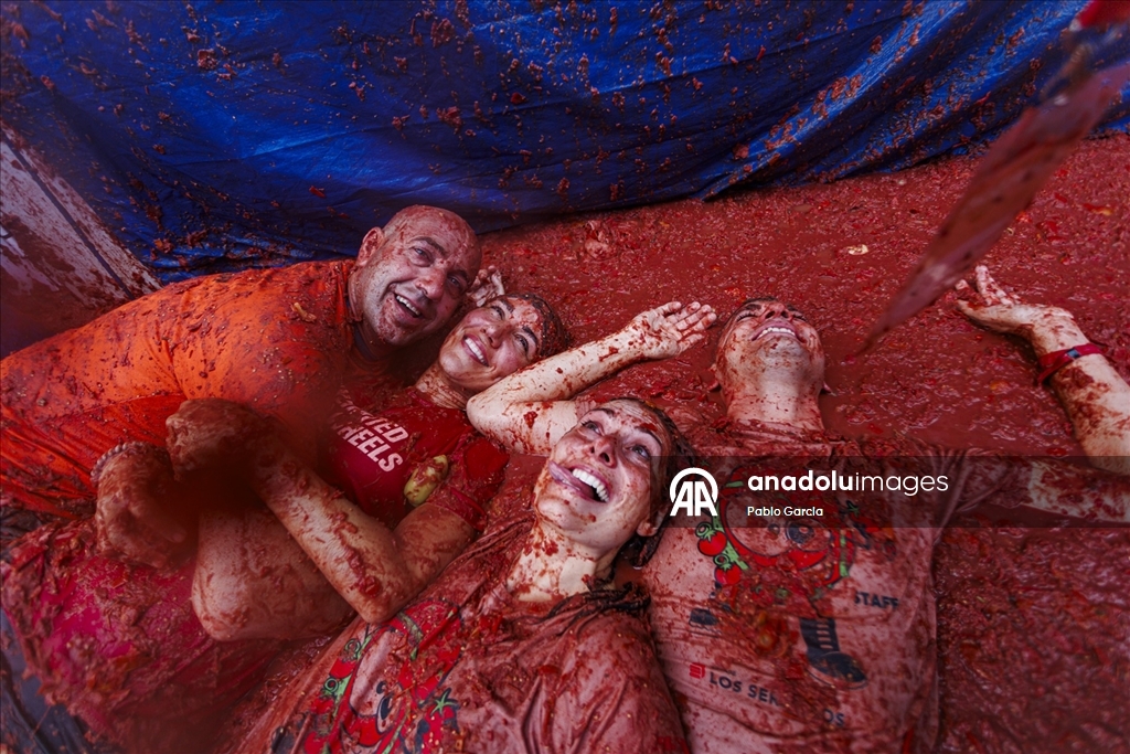 İspanya'daki domates savaşı etkinliğinde binlerce kişi 120 ton domatesi birbirine attı