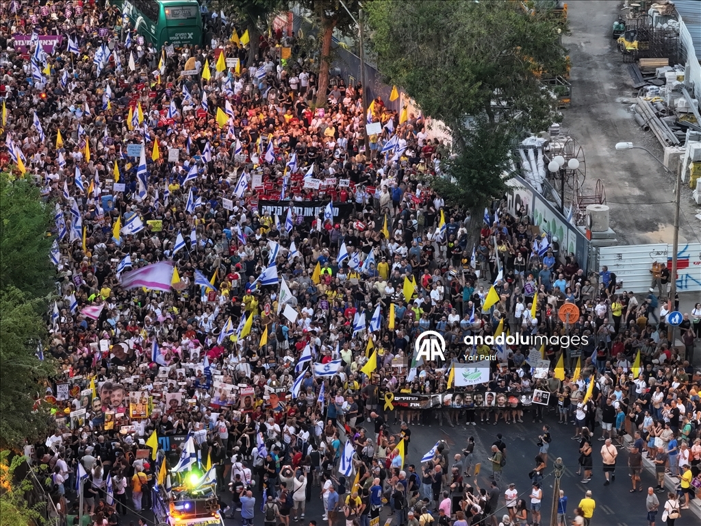 Tel Aviv'de yüzlerce kişi protesto gösterisi düzenledi