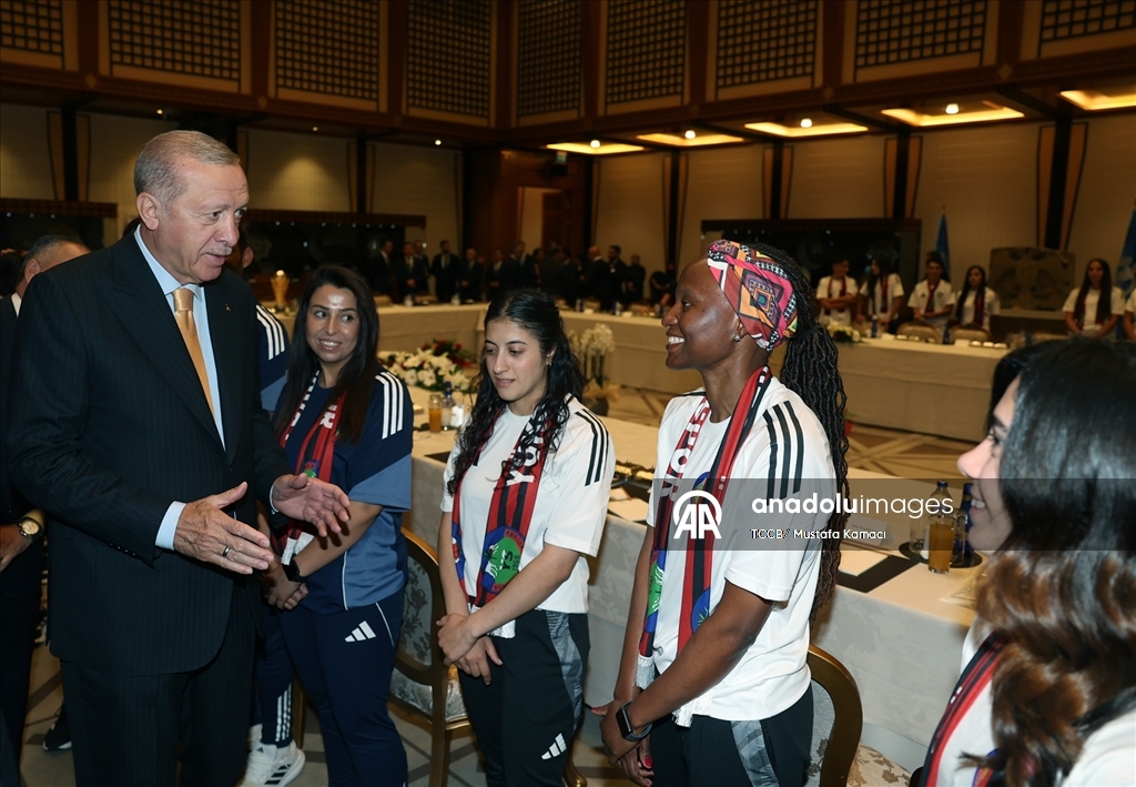 Cumhurbaşkanı Recep Tayyip Erdoğan, Yüksekovaspor Kadın Futbol Takımı'nı Cumhurbaşkanlığı Külliyesi'nde kabul etti. (TCCB/ Mustafa Kamacı - Anadolu Ajansı)