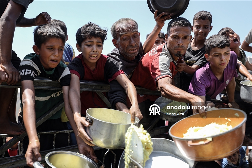 İsrail'in açlığa mahkum ettiği Gazze'de Filistinlilere, yemek dağıtıldı