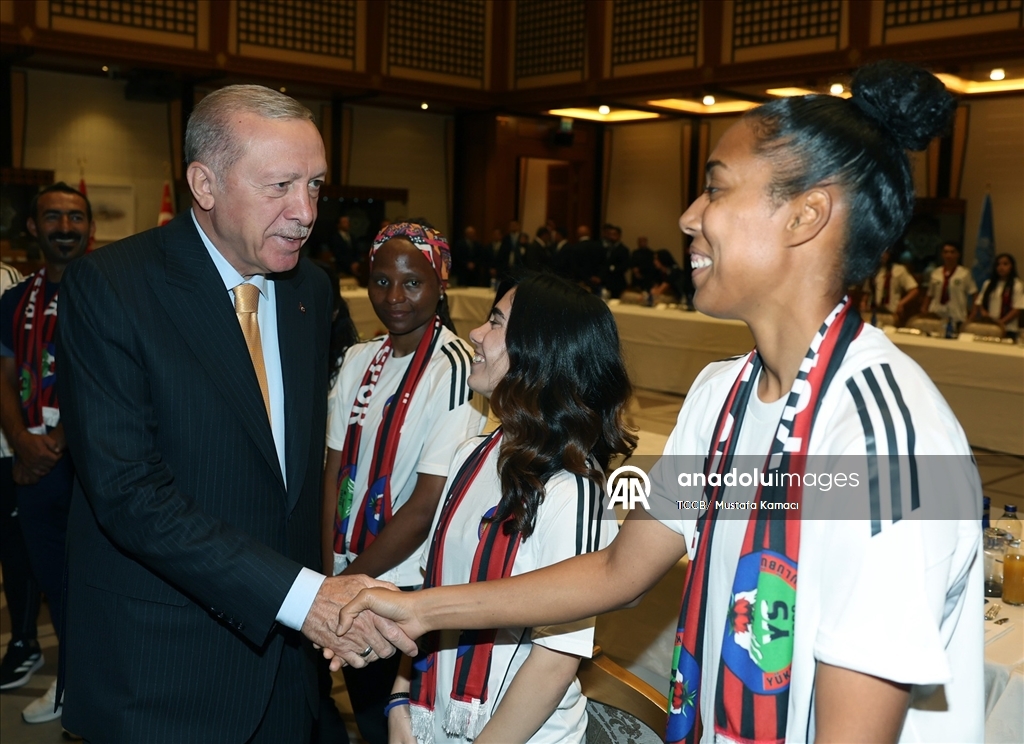 Cumhurbaşkanı Recep Tayyip Erdoğan, Yüksekovaspor Kadın Futbol Takımı'nı Cumhurbaşkanlığı Külliyesi'nde kabul etti. (TCCB/ Mustafa Kamacı - Anadolu Ajansı)