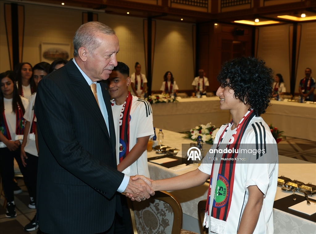 Cumhurbaşkanı Recep Tayyip Erdoğan, Yüksekovaspor Kadın Futbol Takımı'nı Cumhurbaşkanlığı Külliyesi'nde kabul etti. (TCCB/ Mustafa Kamacı - Anadolu Ajansı)