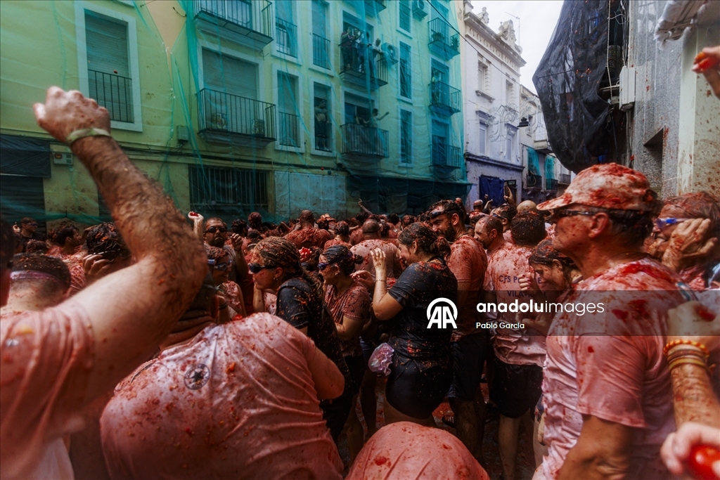 İspanya'daki domates savaşı etkinliğinde binlerce kişi 120 ton domatesi birbirine attı
