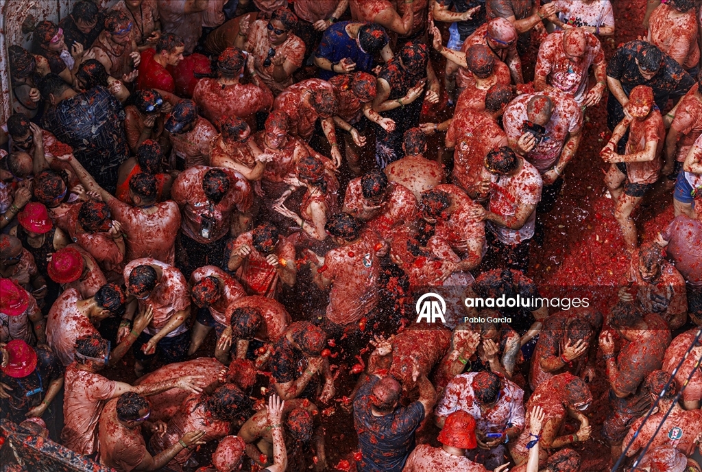 İspanya'daki domates savaşı etkinliğinde binlerce kişi 120 ton domatesi birbirine attı